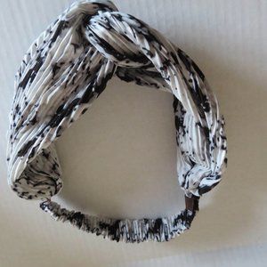Tasha Black and White Headband, EUC